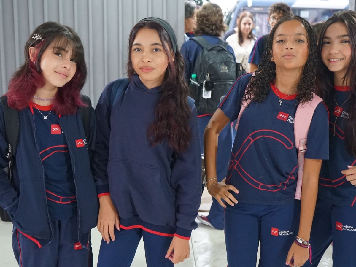 Alunas do Ensino Médio do Colégio Alceu Cotta em uniforme oficial.